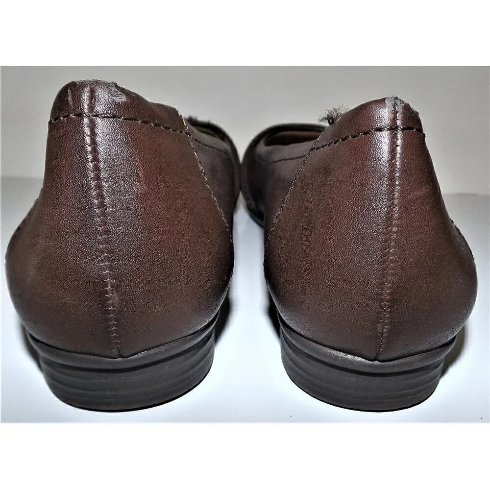 Yuu Women's Gander US 10M brown flats buckle Slip-ons
